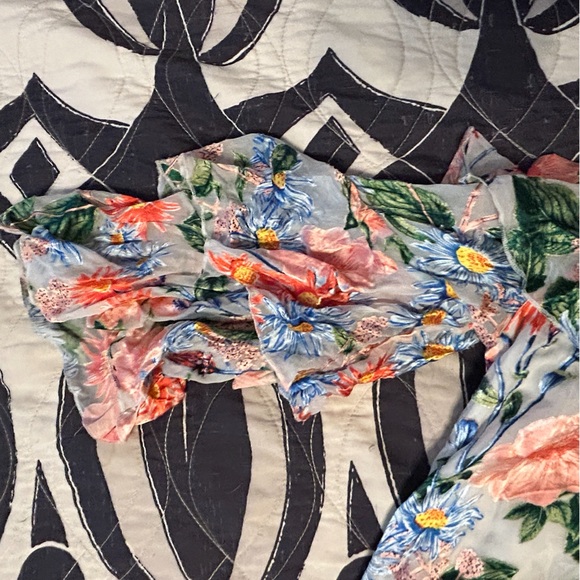 ALICE + OLIVIA Marlee Cold Shoulder Floral Ruffle Sleeve Blouse Top Silk Blend - Picture 5 of 11